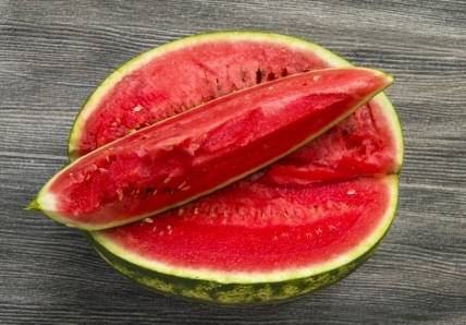 červený meloun položený na stole