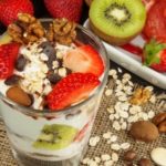zdravé raňajky - jogurt s ovocím, vločkami, orechmi - vysoký obsah vlákniny