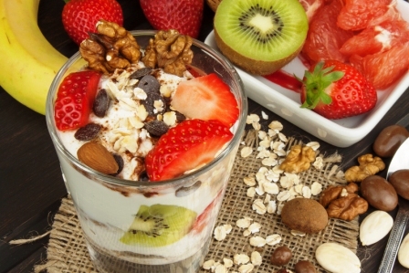 zdravé raňajky - jogurt s ovocím, vločkami, orechmi - vysoký obsah vlákniny