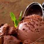 čokoládová zmrzlina kopček v pohári