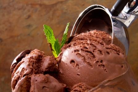 čokoládová zmrzlina kopček v pohári