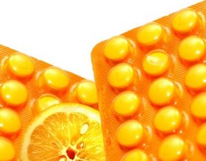 vitamín C pomeranč a tabletky vitaminu C