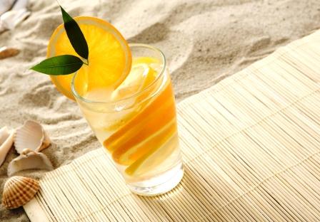 nealkoholický drink voda s pomarančem