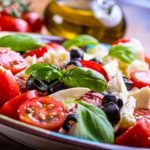 recepty na zeleninový Caprese salát - taliansky salát - rajčata, bazalka, olivy,mozzarella