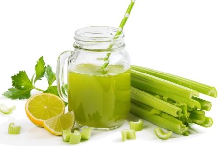 stonkový celer nápoj s limetkou v poháři