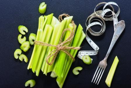 stonkový celer převázaný vo zvazku s metrem a vidličkou - vhodný aj při hudnutí