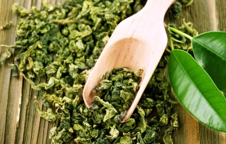 zelený čaj lístky sušený na drevené lžičce