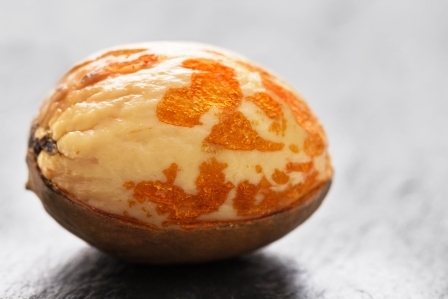 jadro - pecka z avokáda - očištená polovina má aj typické pomarančové sbarvení