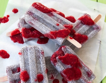 nanuky s chia semínkami a ovocem na plastové podložce