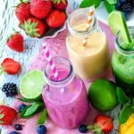 ovoce a smoothie v pohárech - zelené, jahodovo-černicové a ananasové smoothie