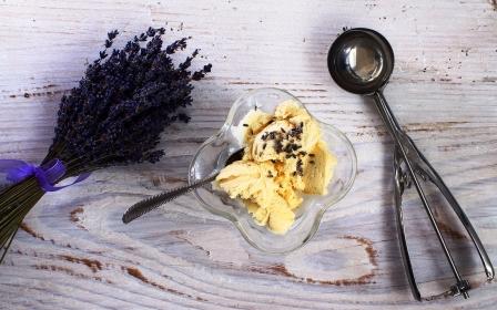 zmrzlina - vanilková s levandulí v misce
