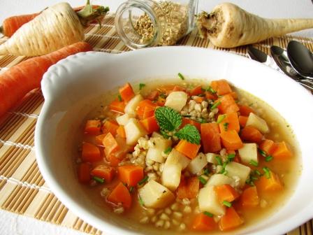 zeleninová polévka s mrkví kořenovou zeleninou petrželovou natí a pohankou