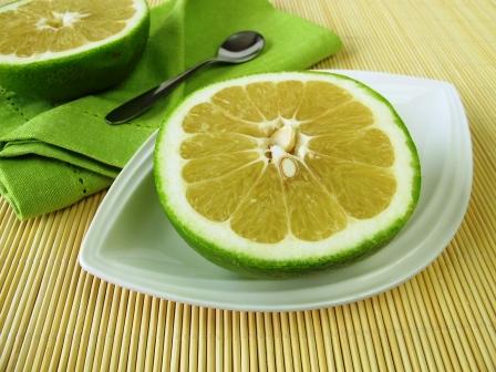 citrusové ovoce sweetie na talířku