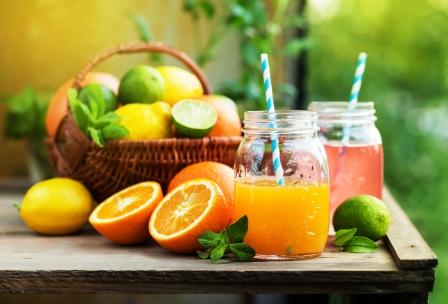 mix citrus.ovoce v košíku a šťáva v pohári