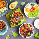 zdravé vegetarianské saláty - čerstvá zelenina, avokado, vajicka