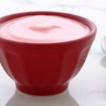 červená miska plná bílého jogurtu