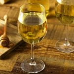 Sladké žlté medové víno a pohář medu medovina