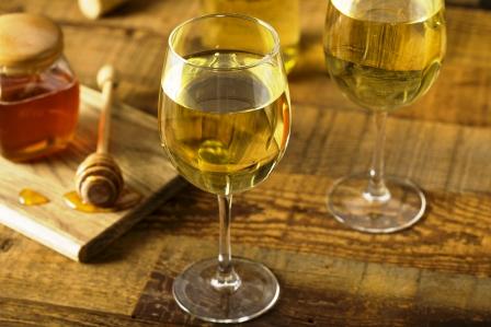 Sladké žlté medové víno a pohář medu medovina