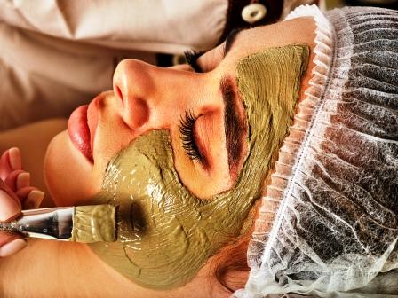 nanesení masky na tvář ženy