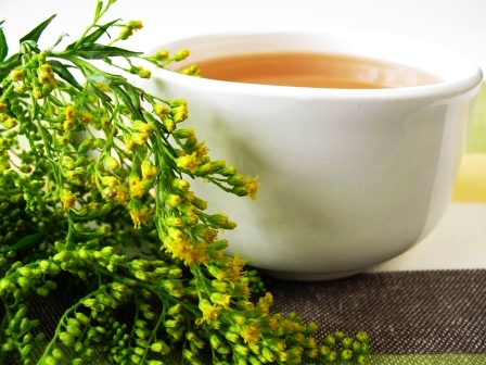 Šálka bylinního čaje se zlatobylem
