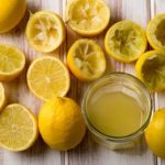 Pohar citronove stavy a vylisovane polovicky citrona
