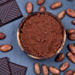kakaovy prasek v misce s cokoládou